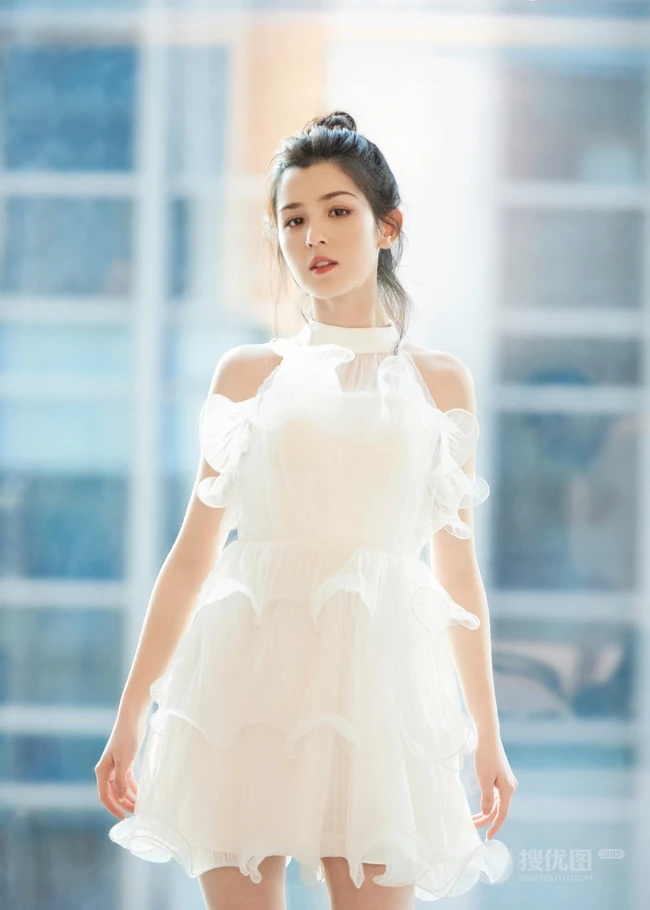 丸子头女生哈妮克孜轻纱白裙仙气十足写真图片