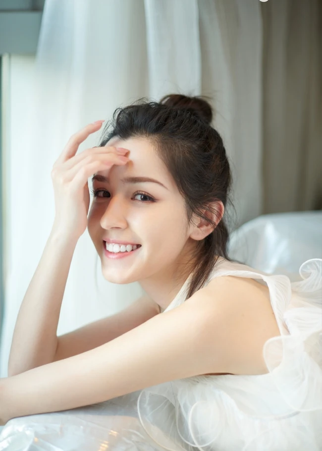 丸子头女生哈妮克孜轻纱白裙仙气十足写真图片