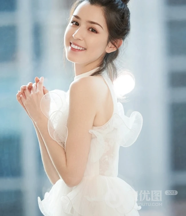 丸子头女生哈妮克孜轻纱白裙仙气十足写真图片