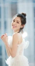 丸子头女生哈妮克孜轻纱白裙仙气十足写真图片