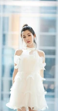 丸子头女生哈妮克孜轻纱白裙仙气十足写真图片