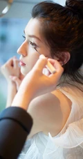 丸子头女生哈妮克孜轻纱白裙仙气十足写真图片