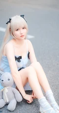气质可爱白皙少女肩带连衣裙COS现场图片照