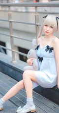气质可爱白皙少女肩带连衣裙COS现场图片照