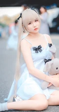 气质可爱白皙少女肩带连衣裙COS现场图片照