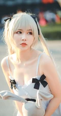 气质可爱白皙少女肩带连衣裙COS现场图片照