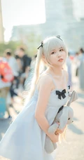 气质可爱白皙少女肩带连衣裙COS现场图片照