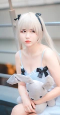 气质可爱白皙少女肩带连衣裙COS现场图片照
