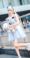 气质可爱白皙少女肩带连衣裙COS现场图片照