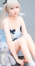 气质可爱白皙少女肩带连衣裙COS现场图片照