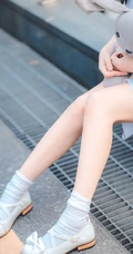 气质可爱白皙少女肩带连衣裙COS现场图片照