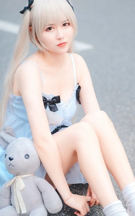 气质可爱白皙少女肩带连衣裙COS现场图片照