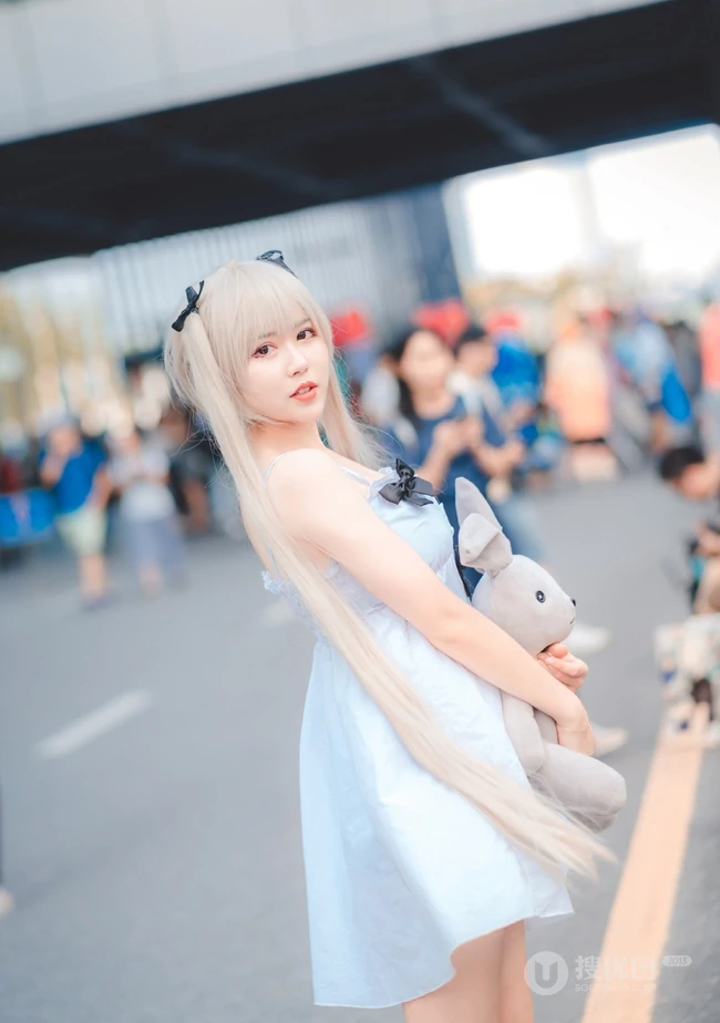 气质可爱白皙少女肩带连衣裙COS现场图片照