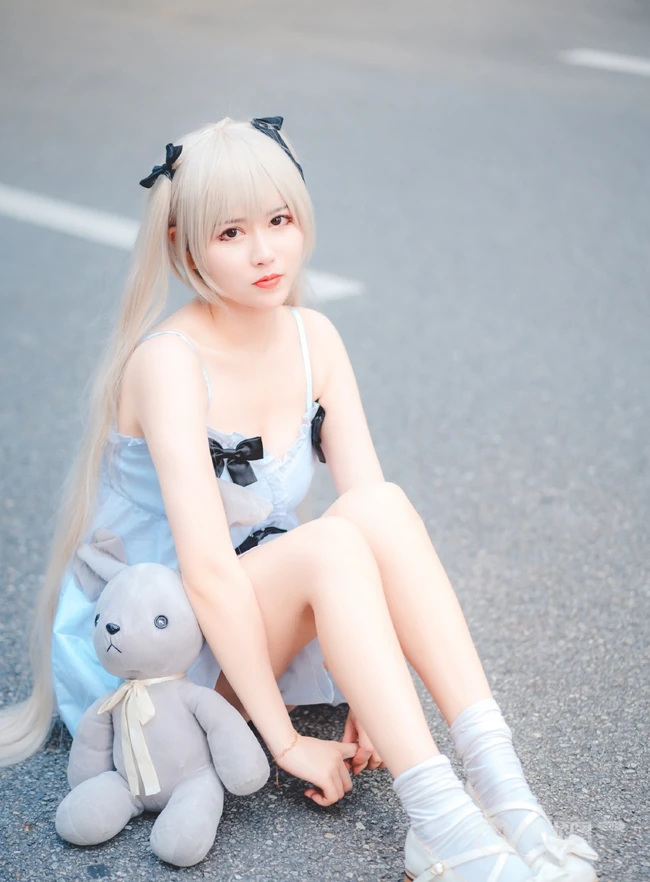 气质可爱白皙少女肩带连衣裙COS现场图片照