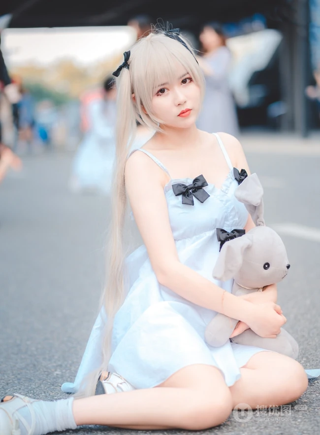 气质可爱白皙少女肩带连衣裙COS现场图片照