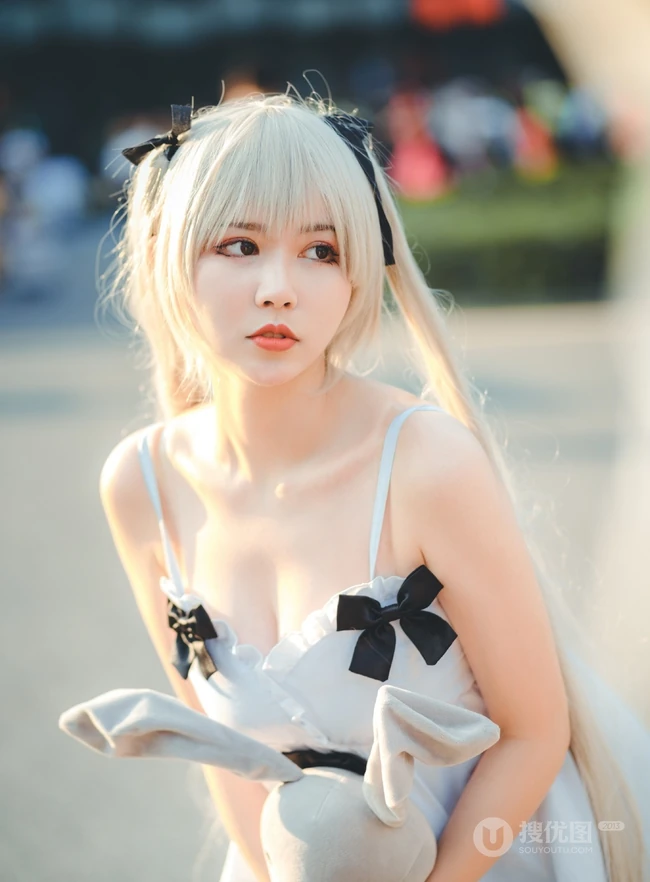 气质可爱白皙少女肩带连衣裙COS现场图片照