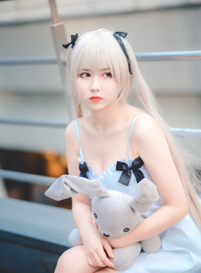 气质可爱白皙少女肩带连衣裙COS现场图片照