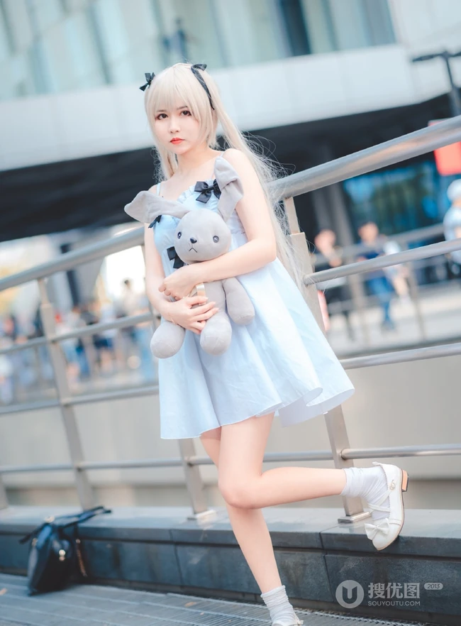气质可爱白皙少女肩带连衣裙COS现场图片照