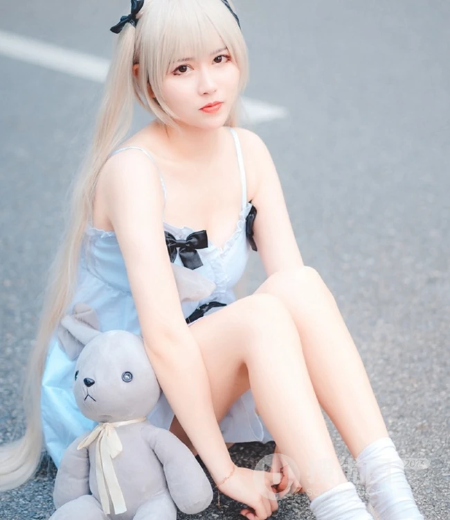 气质可爱白皙少女肩带连衣裙COS现场图片照