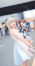 气质可爱白皙少女肩带连衣裙COS现场图片照