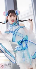娇小可爱俏皮可爱女生cos写真图片，白皙美背线条感很动人
