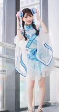 娇小可爱俏皮可爱女生cos写真图片，白皙美背线条感很动人