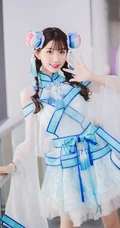 娇小可爱俏皮可爱女生cos写真图片，白皙美背线条感很动人