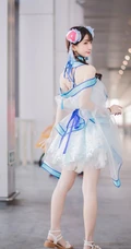 娇小可爱俏皮可爱女生cos写真图片，白皙美背线条感很动人