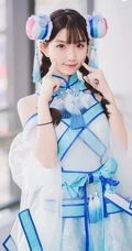 娇小可爱俏皮可爱女生cos写真图片，白皙美背线条感很动人