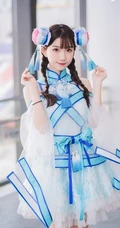 娇小可爱俏皮可爱女生cos写真图片，白皙美背线条感很动人