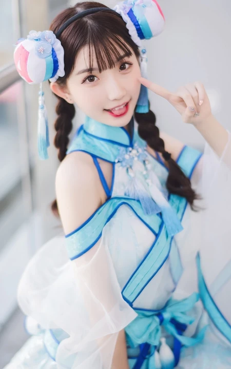 娇小可爱俏皮可爱女生cos写真图片，白皙美背线条感很动人