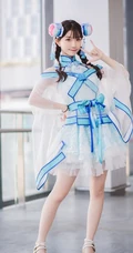 娇小可爱俏皮可爱女生cos写真图片，白皙美背线条感很动人