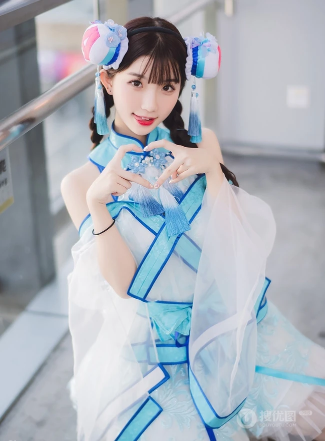 娇小可爱俏皮可爱女生cos写真图片，白皙美背线条感很动人