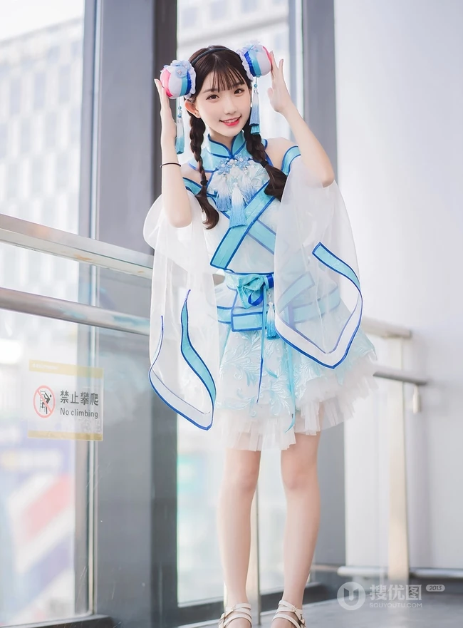 娇小可爱俏皮可爱女生cos写真图片，白皙美背线条感很动人