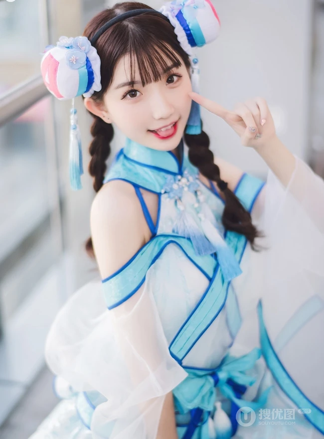 娇小可爱俏皮可爱女生cos写真图片，白皙美背线条感很动人