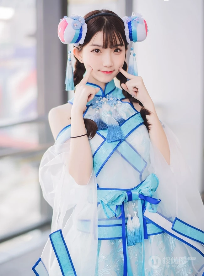 娇小可爱俏皮可爱女生cos写真图片，白皙美背线条感很动人