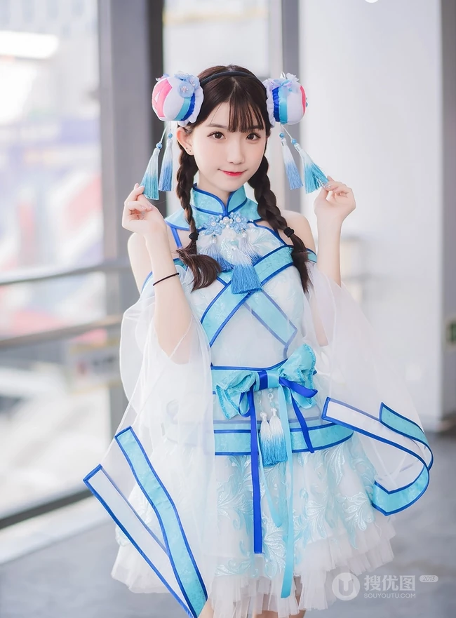 娇小可爱俏皮可爱女生cos写真图片，白皙美背线条感很动人