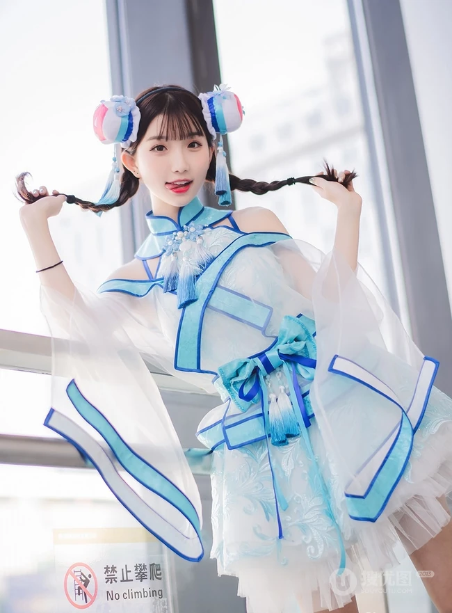 娇小可爱俏皮可爱女生cos写真图片，白皙美背线条感很动人