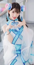 娇小可爱俏皮可爱女生cos写真图片，白皙美背线条感很动人