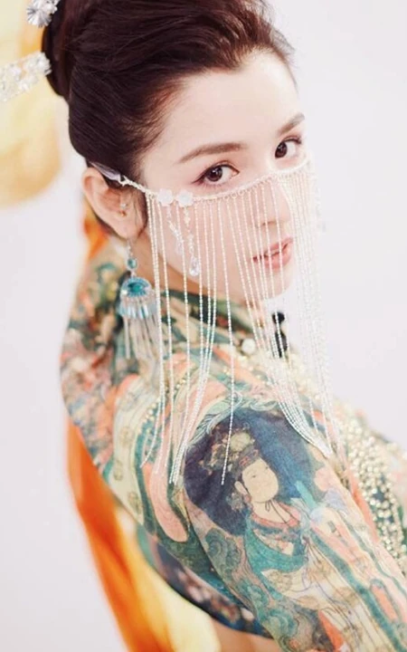 哈妮克孜化作敦煌飞天少女写真，犹如画中走来的一样