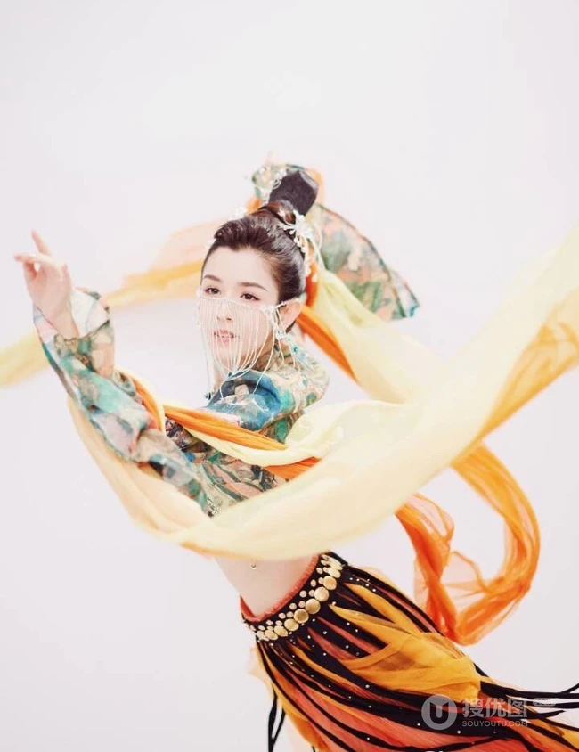 哈妮克孜化作敦煌飞天少女写真，犹如画中走来的一样