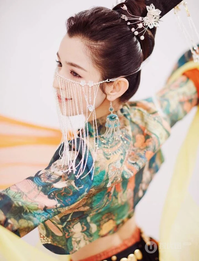 哈妮克孜化作敦煌飞天少女写真，犹如画中走来的一样