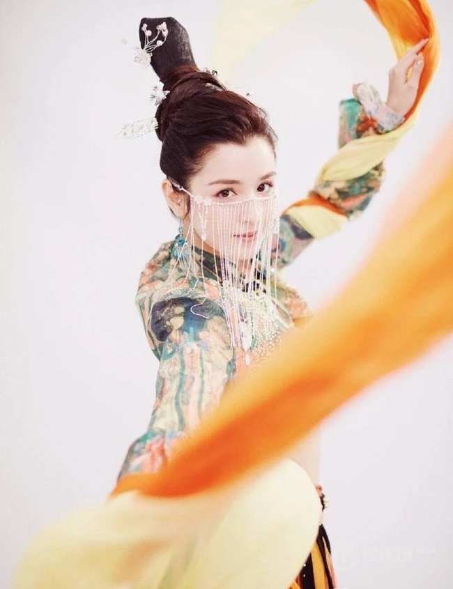 哈妮克孜化作敦煌飞天少女写真，犹如画中走来的一样