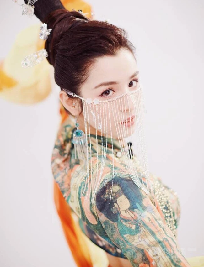 哈妮克孜化作敦煌飞天少女写真，犹如画中走来的一样