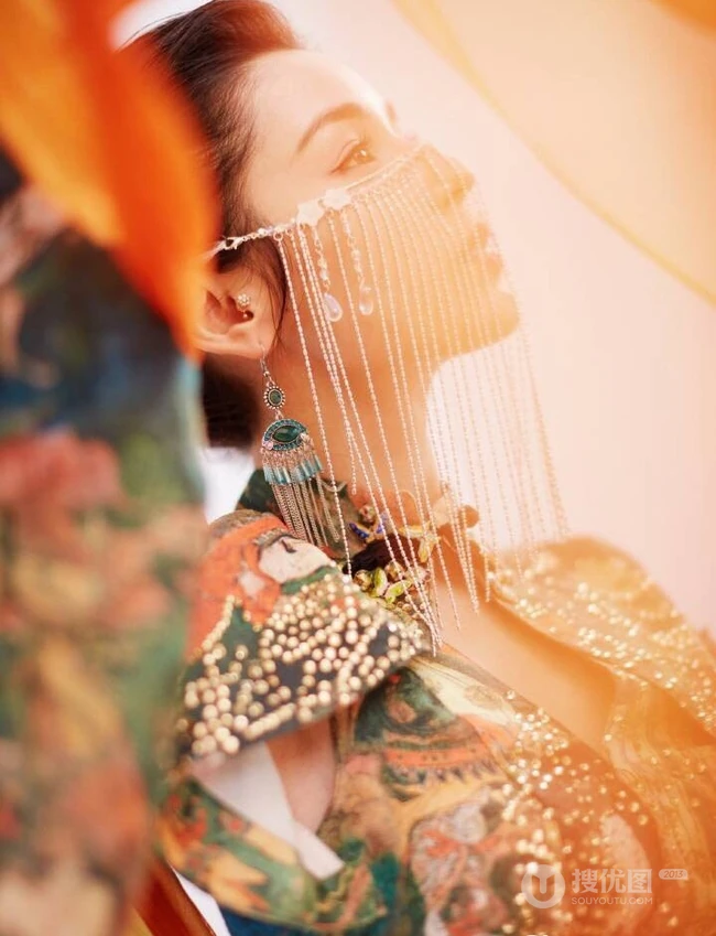 哈妮克孜化作敦煌飞天少女写真，犹如画中走来的一样