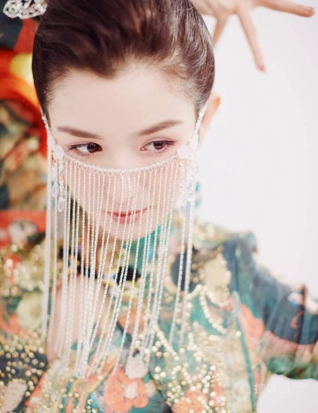 哈妮克孜化作敦煌飞天少女写真，犹如画中走来的一样