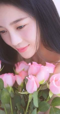 女明星赵樱子穿粉色肩带家居服与玫瑰室内合照，人如花一样气质