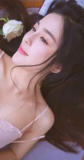 女明星赵樱子穿粉色肩带家居服与玫瑰室内合照，人如花一样气质