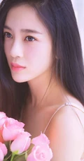 女明星赵樱子穿粉色肩带家居服与玫瑰室内合照，人如花一样气质
