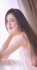 女明星赵樱子穿粉色肩带家居服与玫瑰室内合照，人如花一样气质